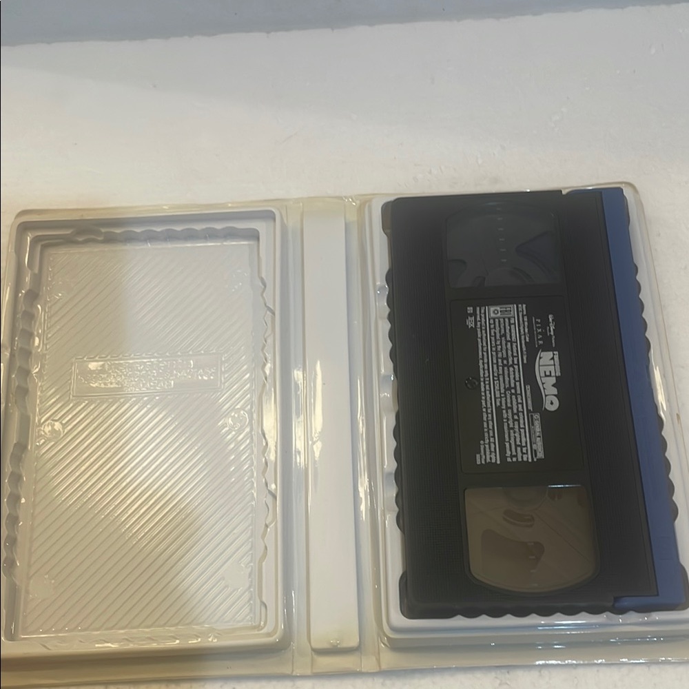 Finding Nemo VHS Tape in clamshell case - Picture 4 of 8